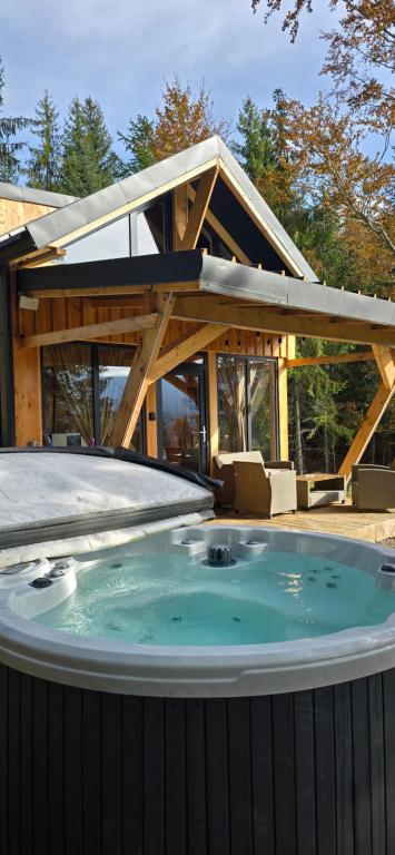 Lacașul Lupilor – terasă cu vedere la munte