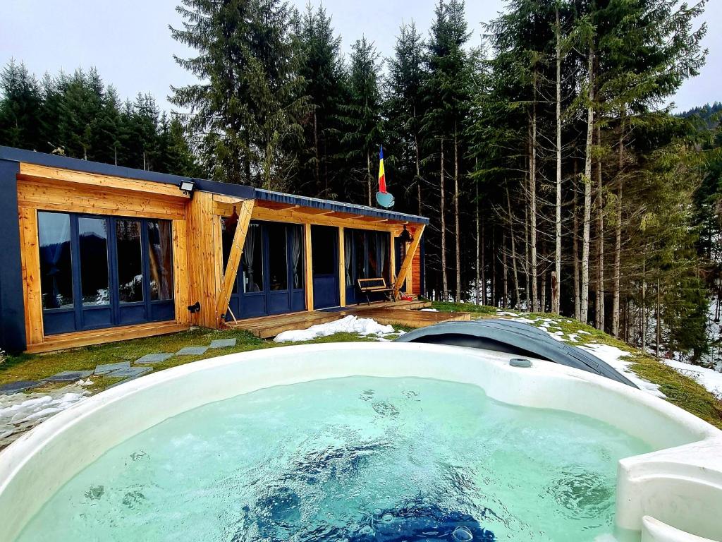 Ținutul Lupilor Colibița – cabană și curte