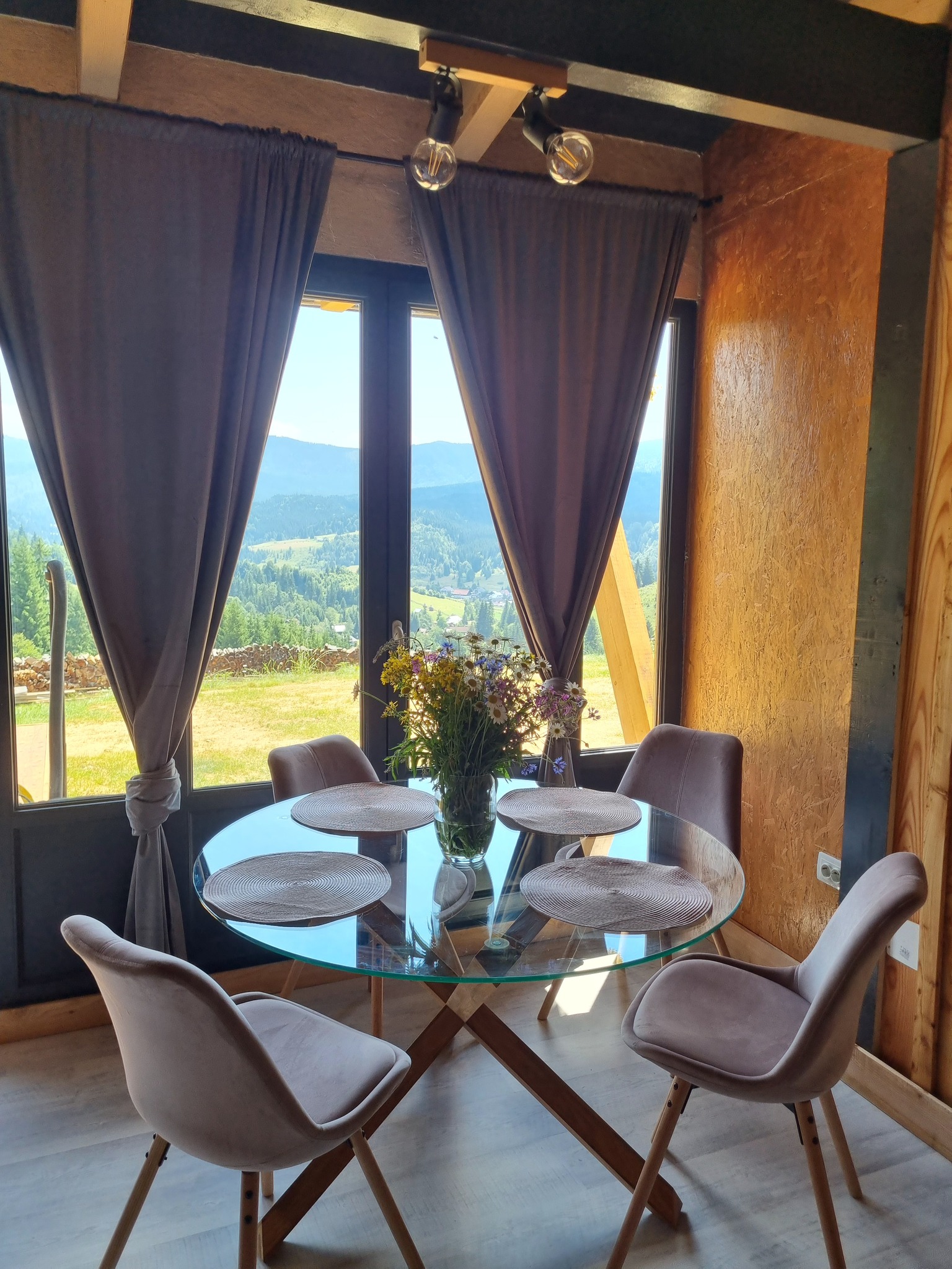 Ținutul Lupilor Colibița – living open-space