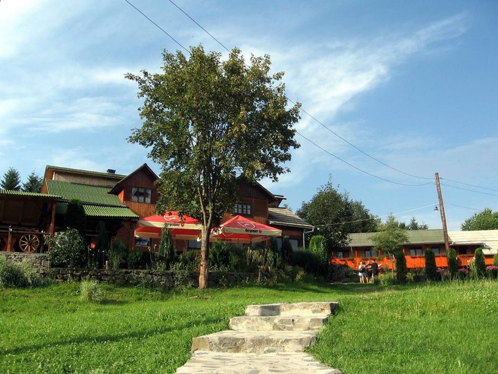 Colibița Ariniș – clădire și terasă