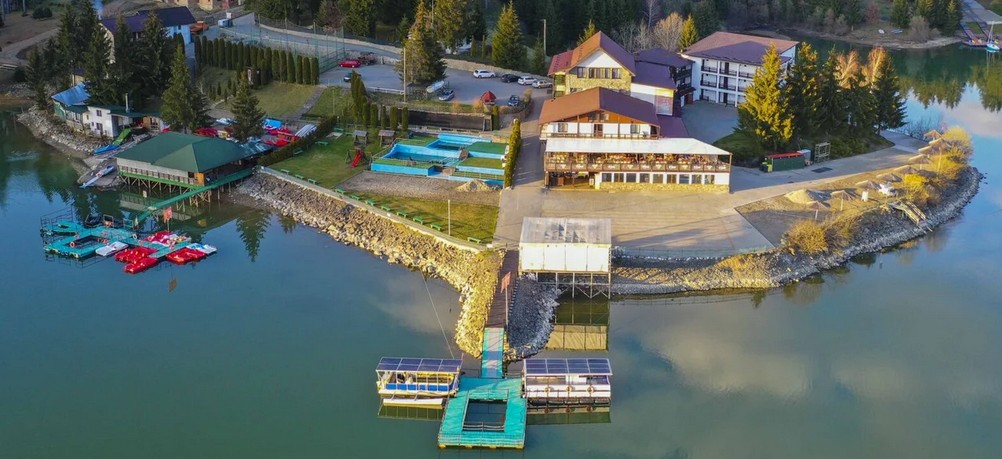 Fisherman’s Resort Colibița – vedere spre lac