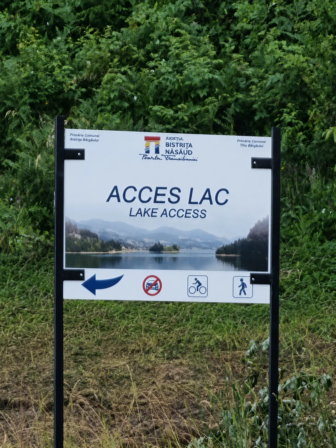 Panou care indică accesul pietonal și cu bicicleta către Lacul Colibița