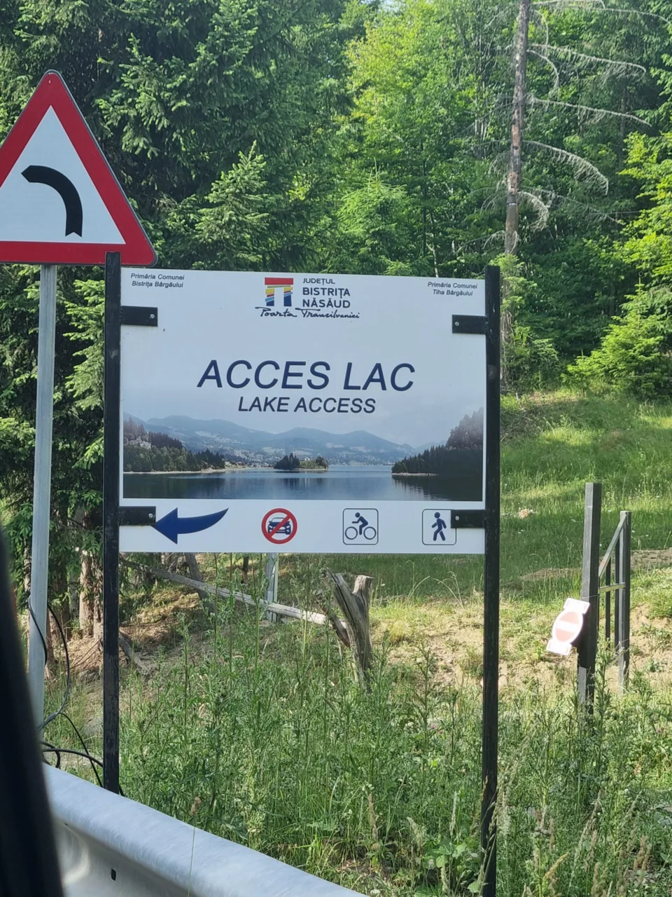 Al doilea panou care indică accesul pietonal și cu bicicleta către Lacul Colibița